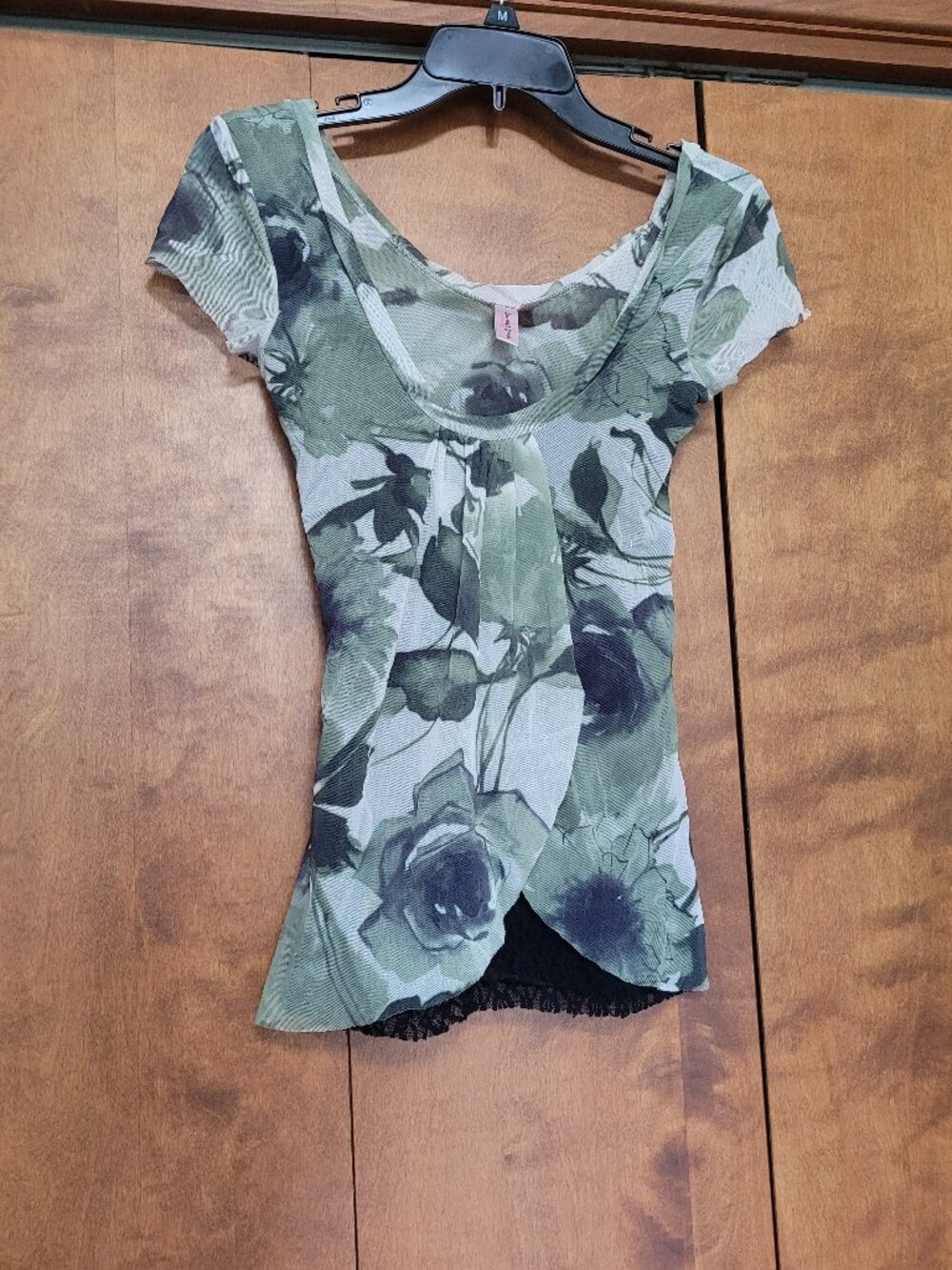 Sweet Pea Green and black roses top Size small